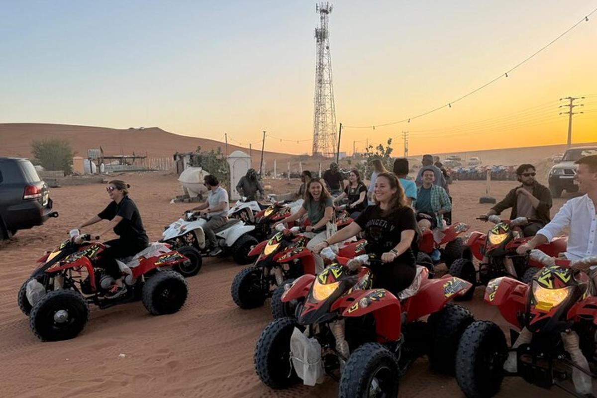 um grupo de pessoas em quadriciclos no deserto