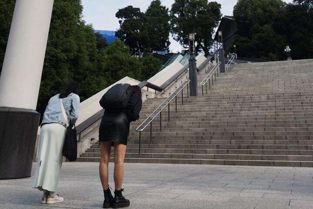 Dva človeka gledata gor na neke stopnice