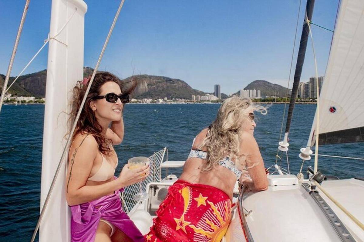duas mulheres sentadas em um veleiro na água