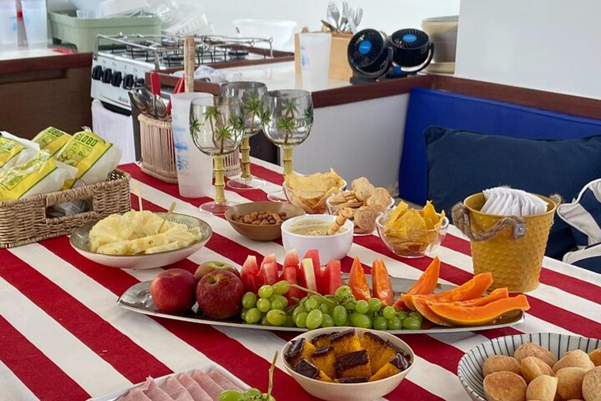 uma mesa coberta com pratos de comida e copos de vinho