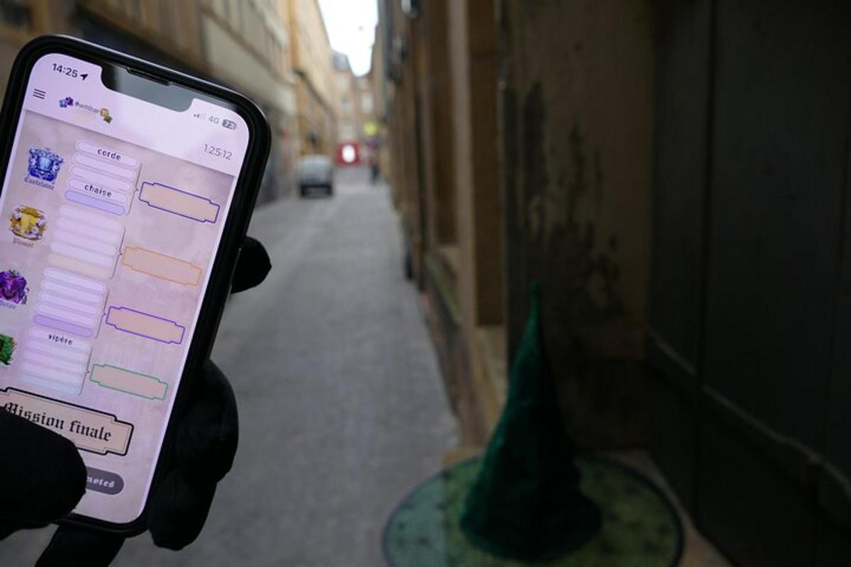 osoba držící v ruce mobilní telefon