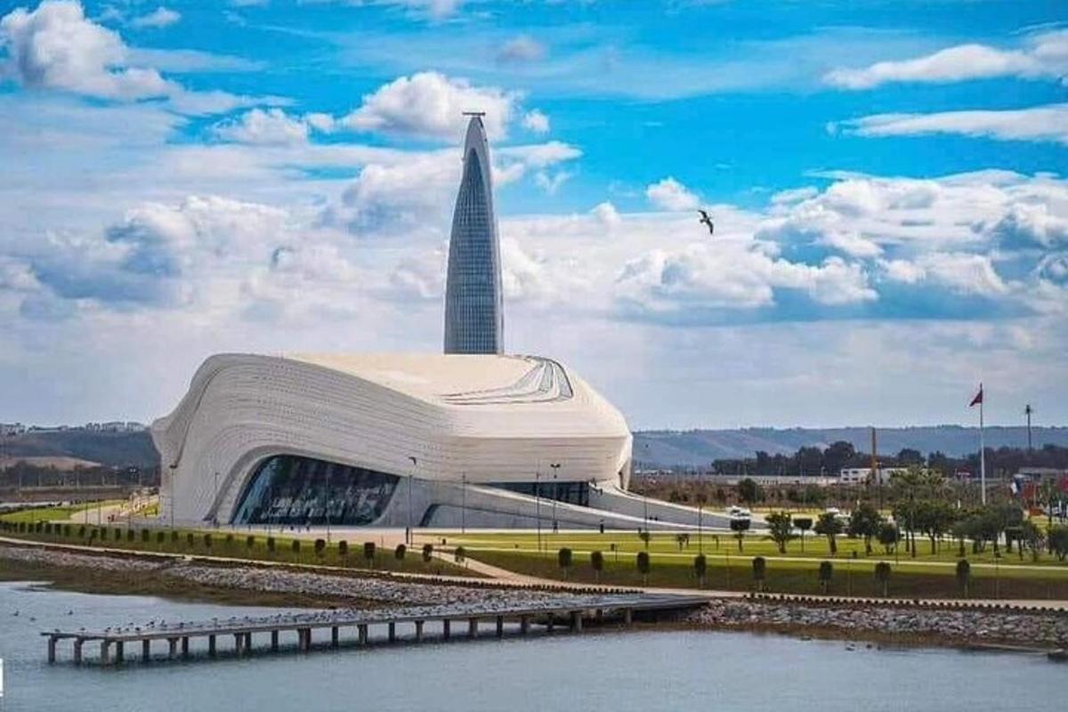 un grande edificio con un grattacielo sullo sfondo