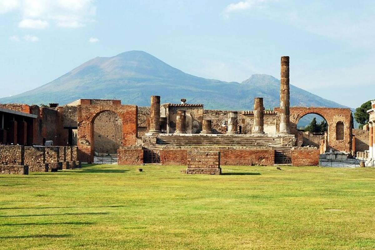 un antico edificio con una montagna sullo sfondo