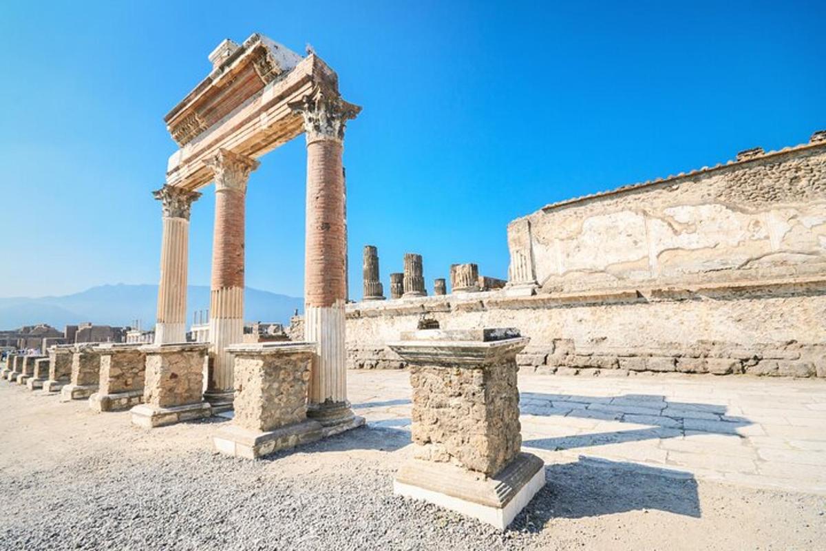 una fila di colonne davanti a un edificio