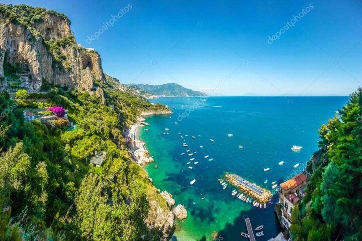 một góc nhìn từ trên không của bờ biển amalfi