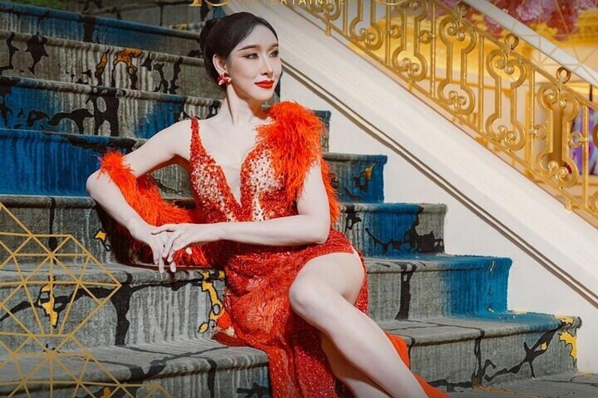 ผู้หญิงในชุดสีแดงนั่งอยู่บนบันได