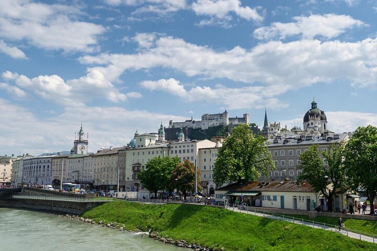pohled na město s řekou a budovami