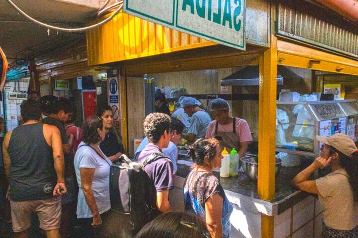 sekumpulan orang berdiri di sekeliling trak makanan