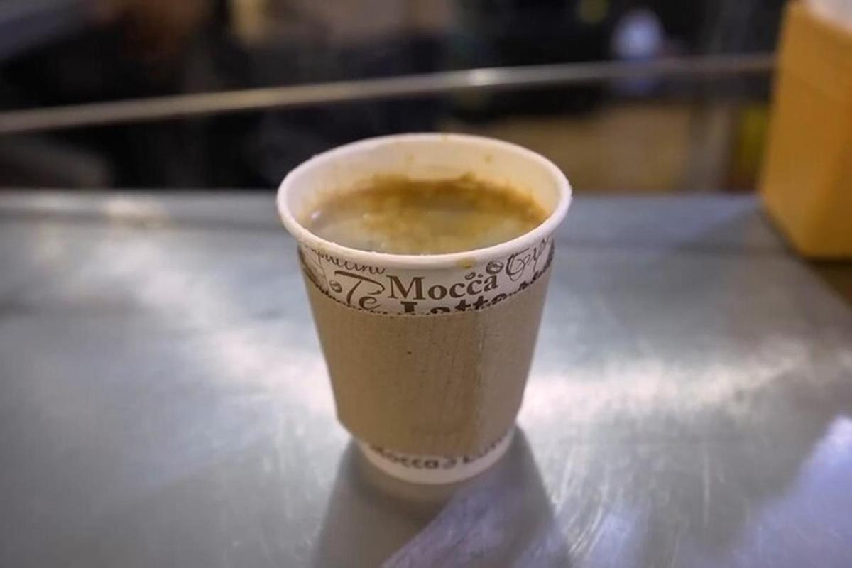 secawan kopi duduk di atas meja