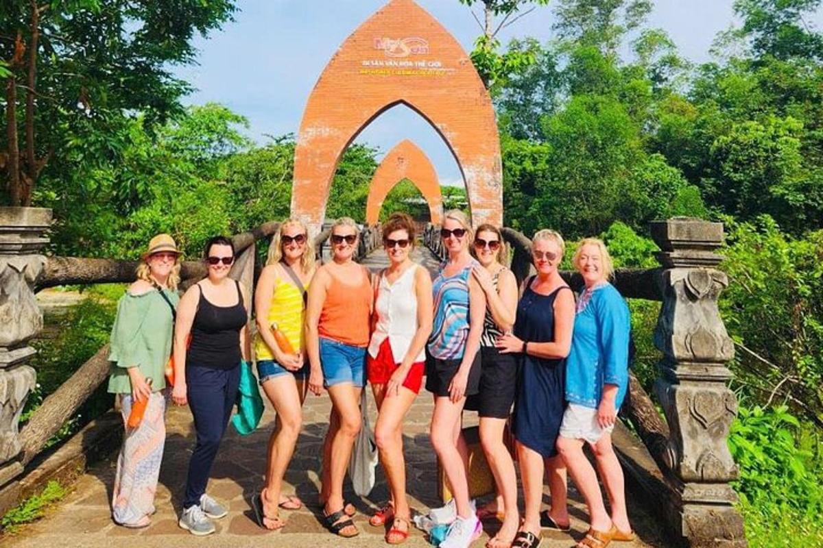 un gruppo di persone in piedi davanti a un arco