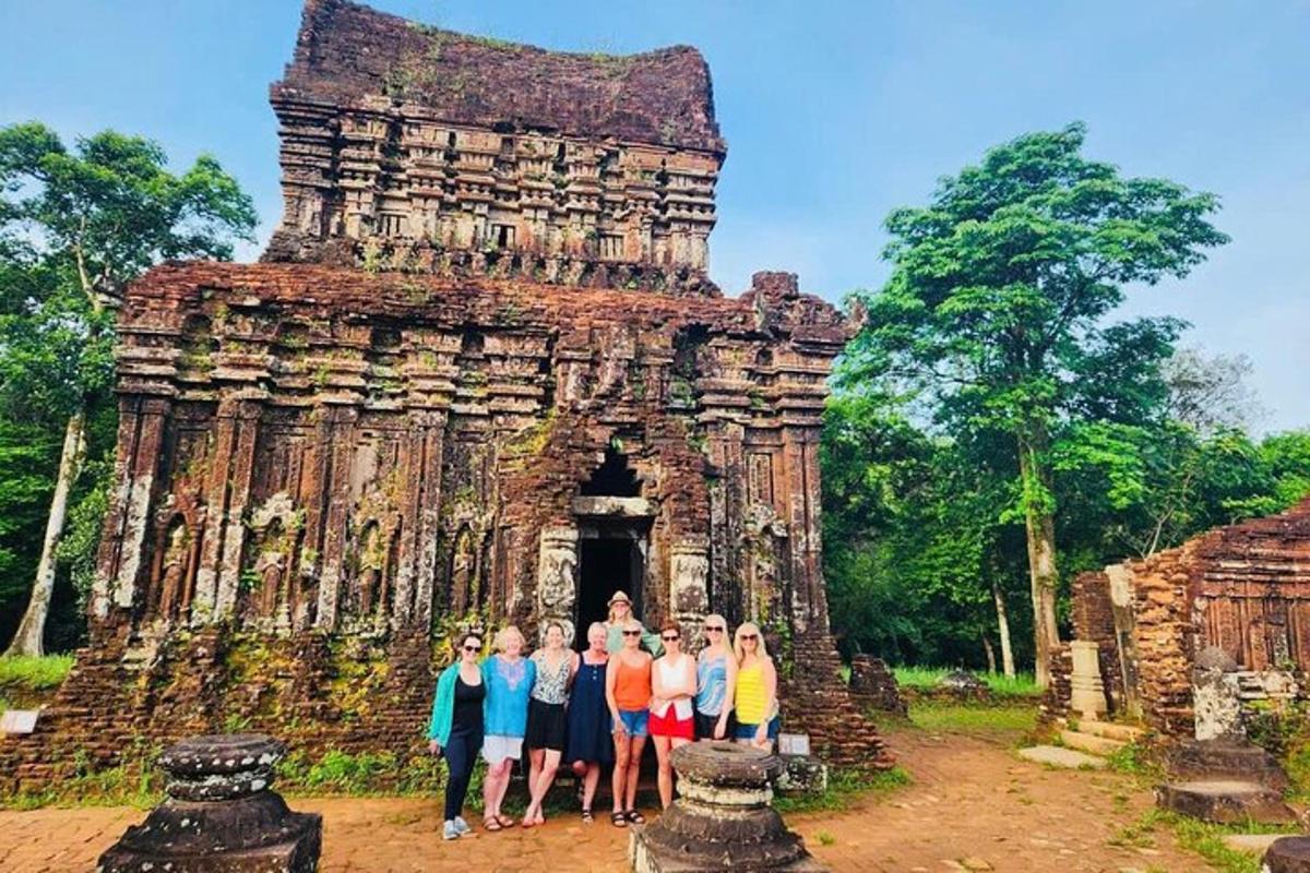 một nhóm người đứng trước một tòa nhà