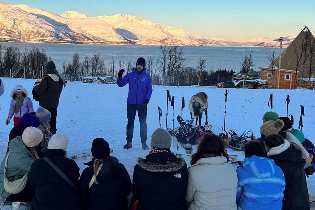un home dret davant d'un grup de persones a la neu