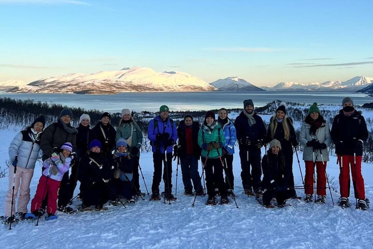 un grup de persones posant per a una foto a la neu