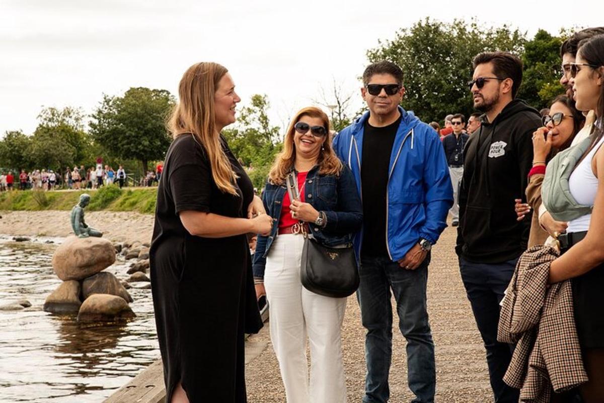 egy csoport ember áll egy folyó mellett