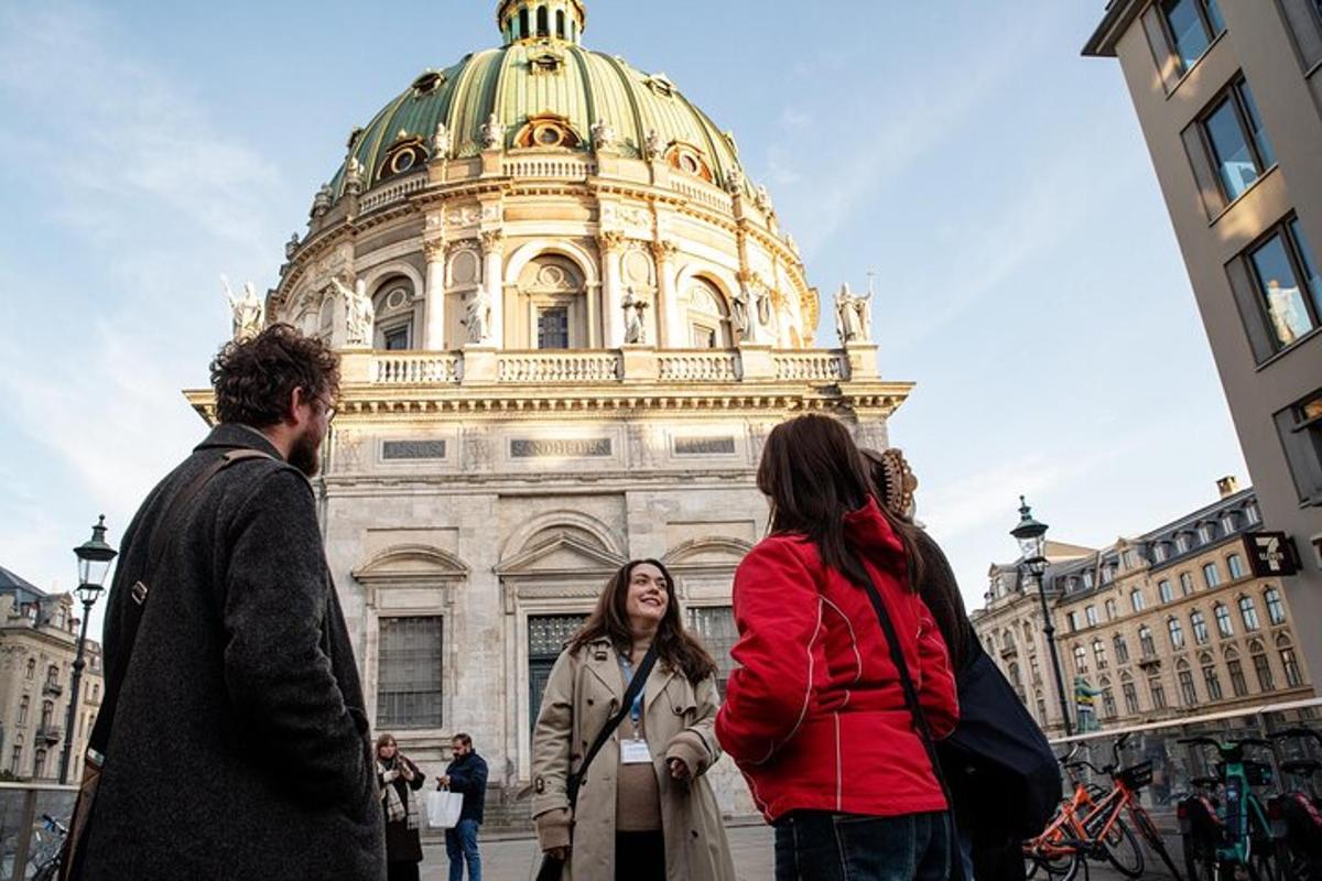 egy csoport ember áll egy épület előtt