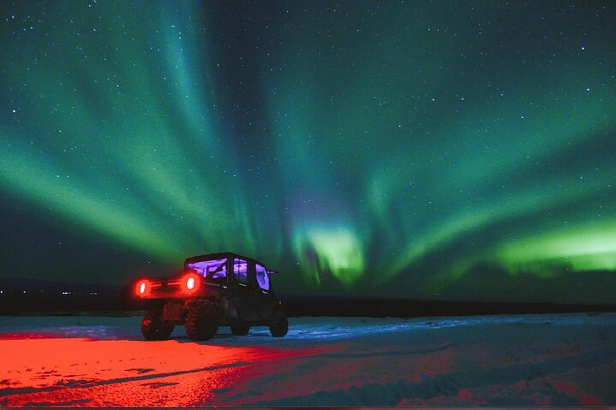 un camió està aparcat sota l'aurora boreal