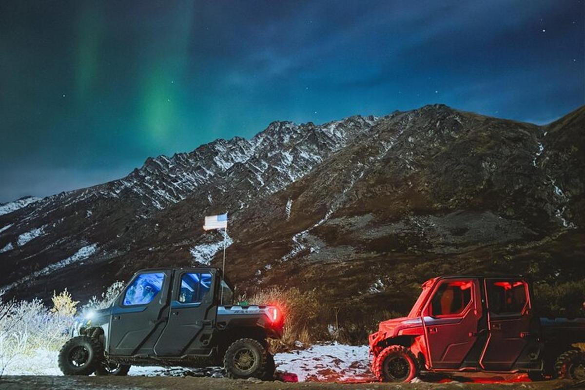 dos camions aparcats un al costat de l'altre davant d'una muntanya