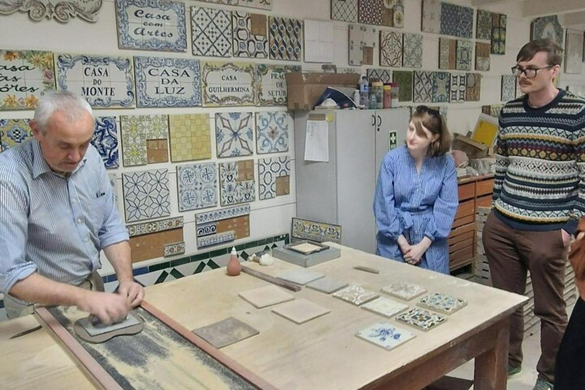 un grup de persones dretes al voltant d'una taula en una sala
