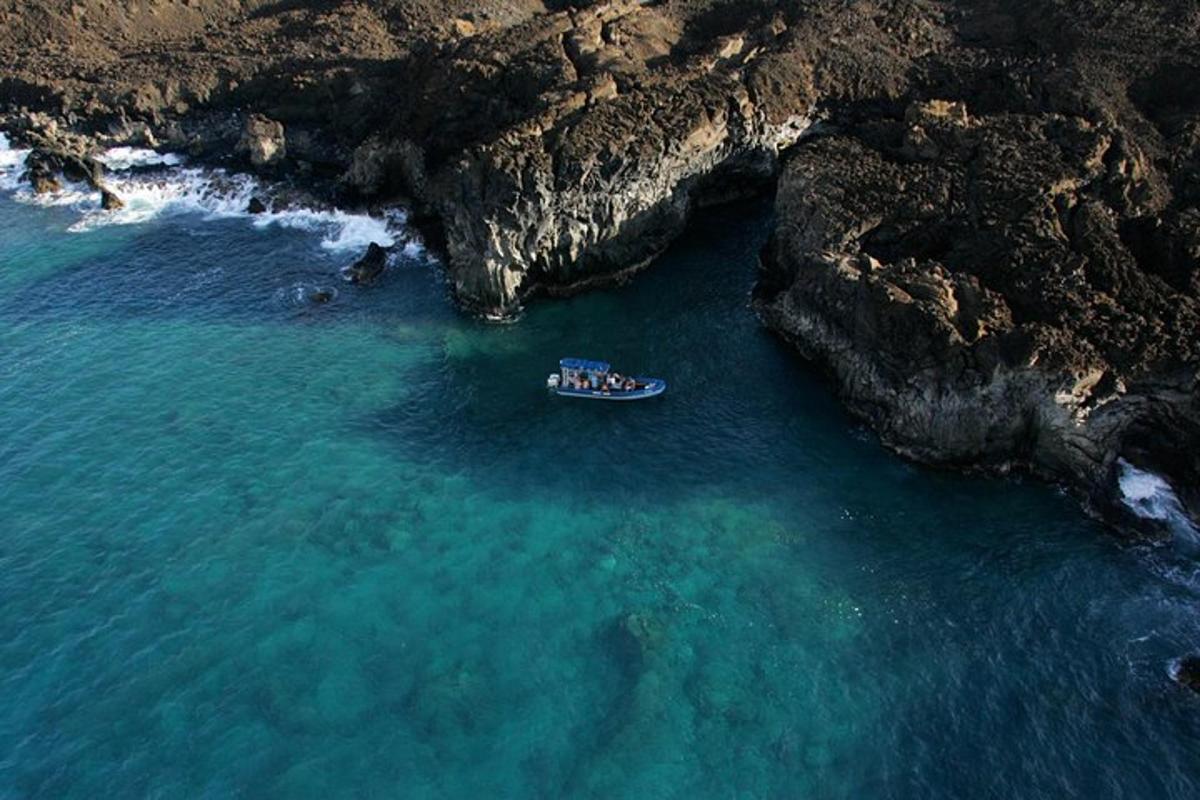 un grup de oameni într-o barcă în ocean