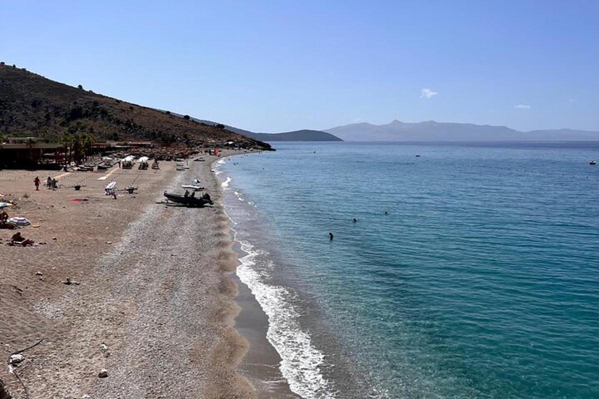 egy strand emberekkel a homokon és a vízen