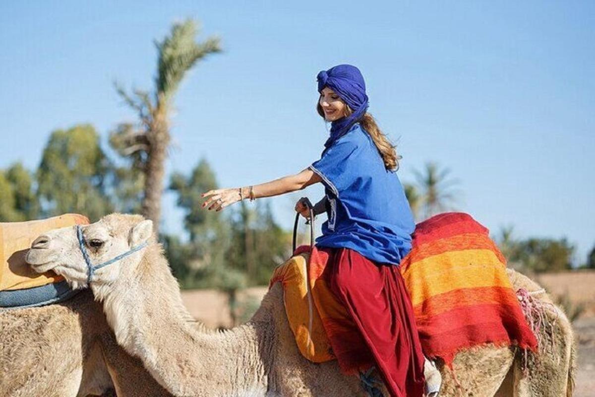 een vrouw die op de rug van een kameel rijdt