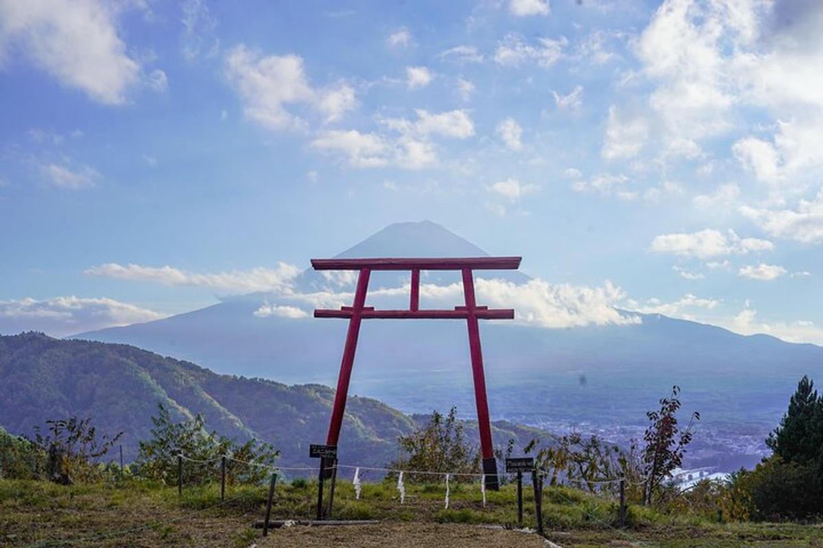山の頂上にある大きな赤い建造物