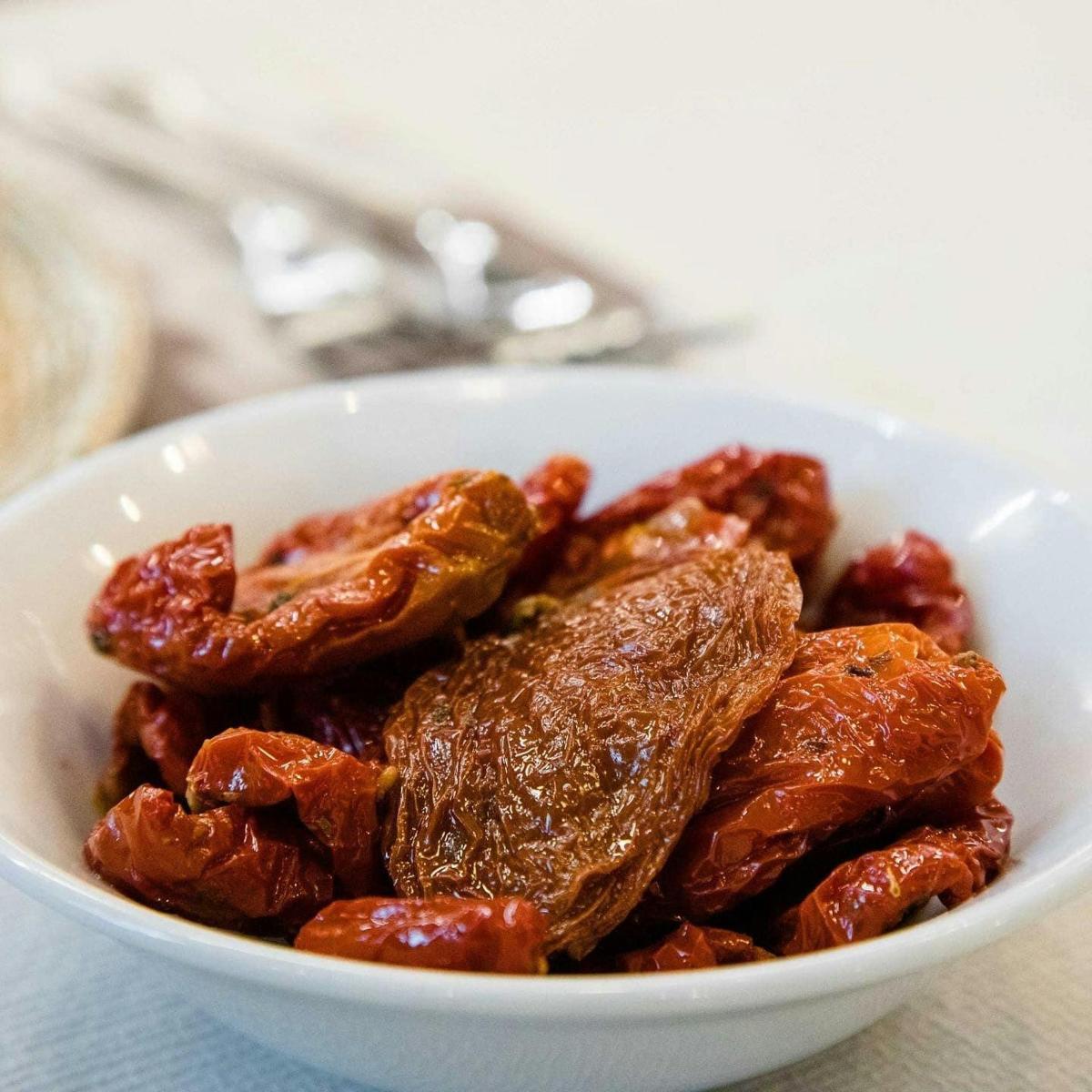 una ciotola bianca piena di carne e noci