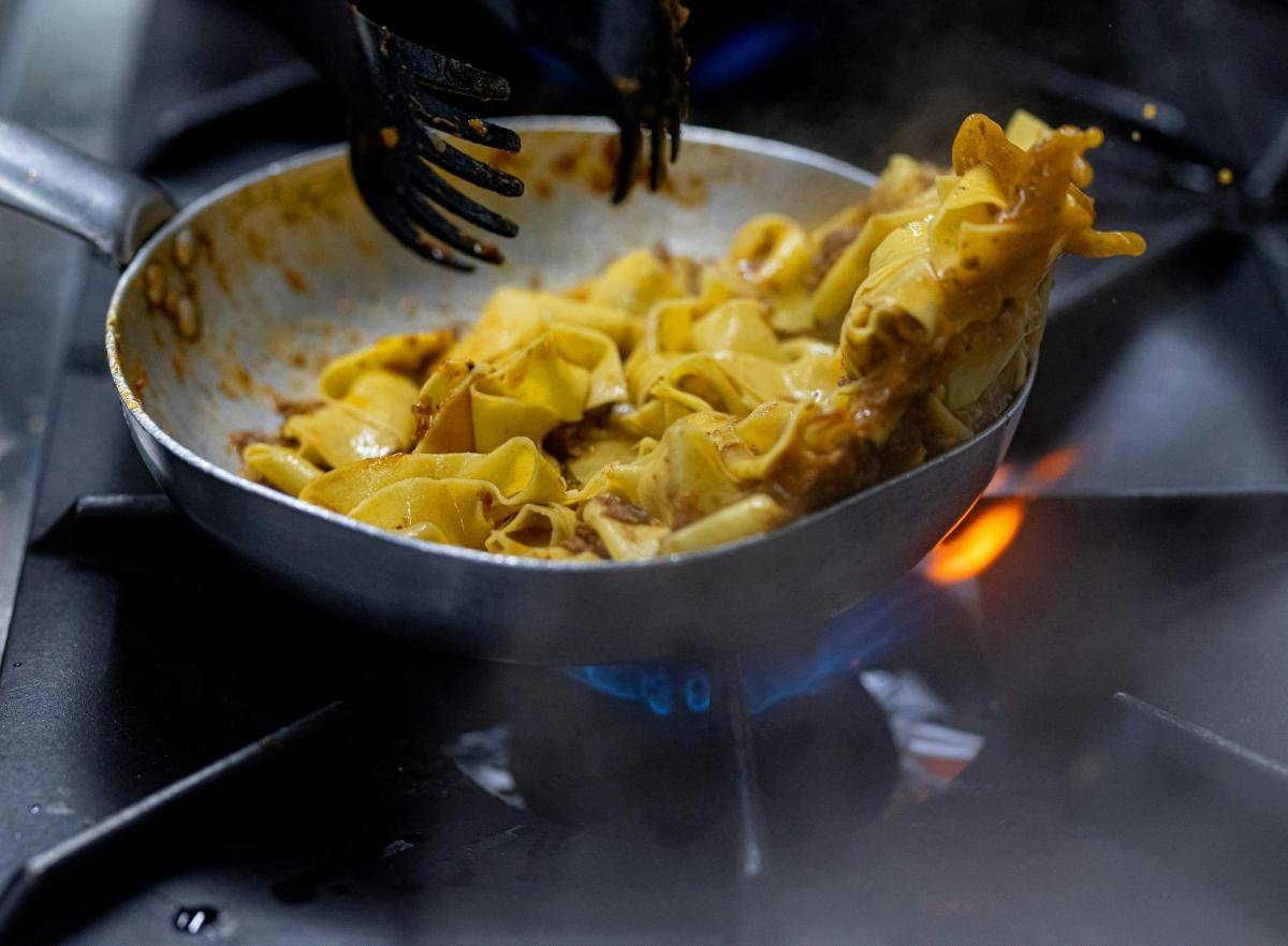una padella piena di pasta sopra un fornello