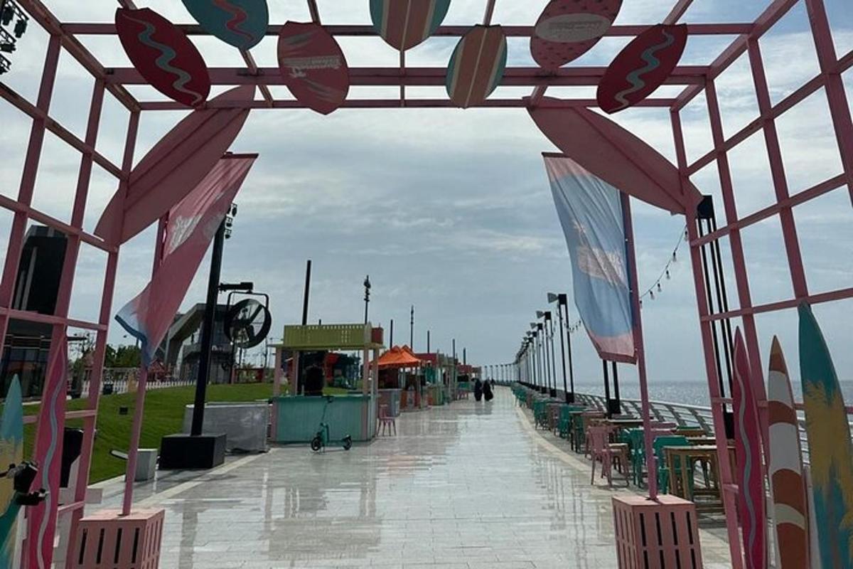 pomol z mizami in stoli na plaži