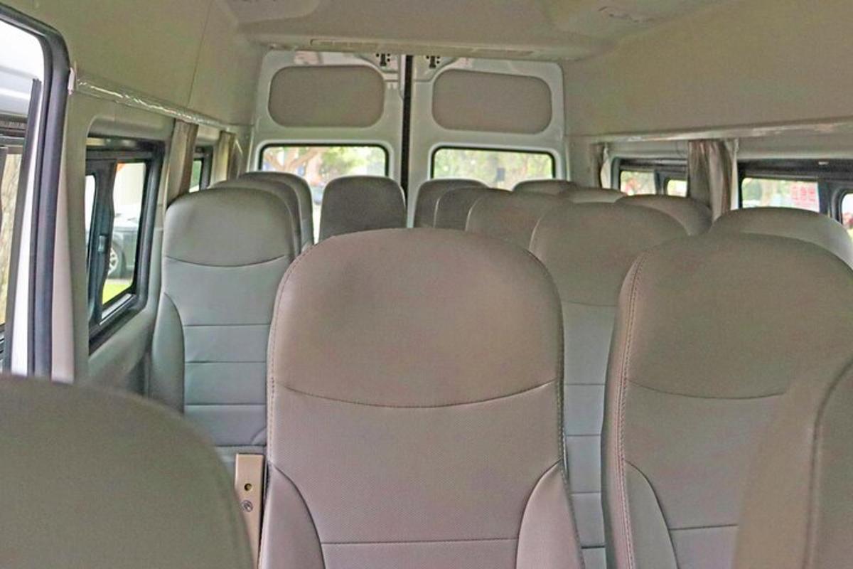 pohľad do vnútra autobusu s prázdnymi sedadlami