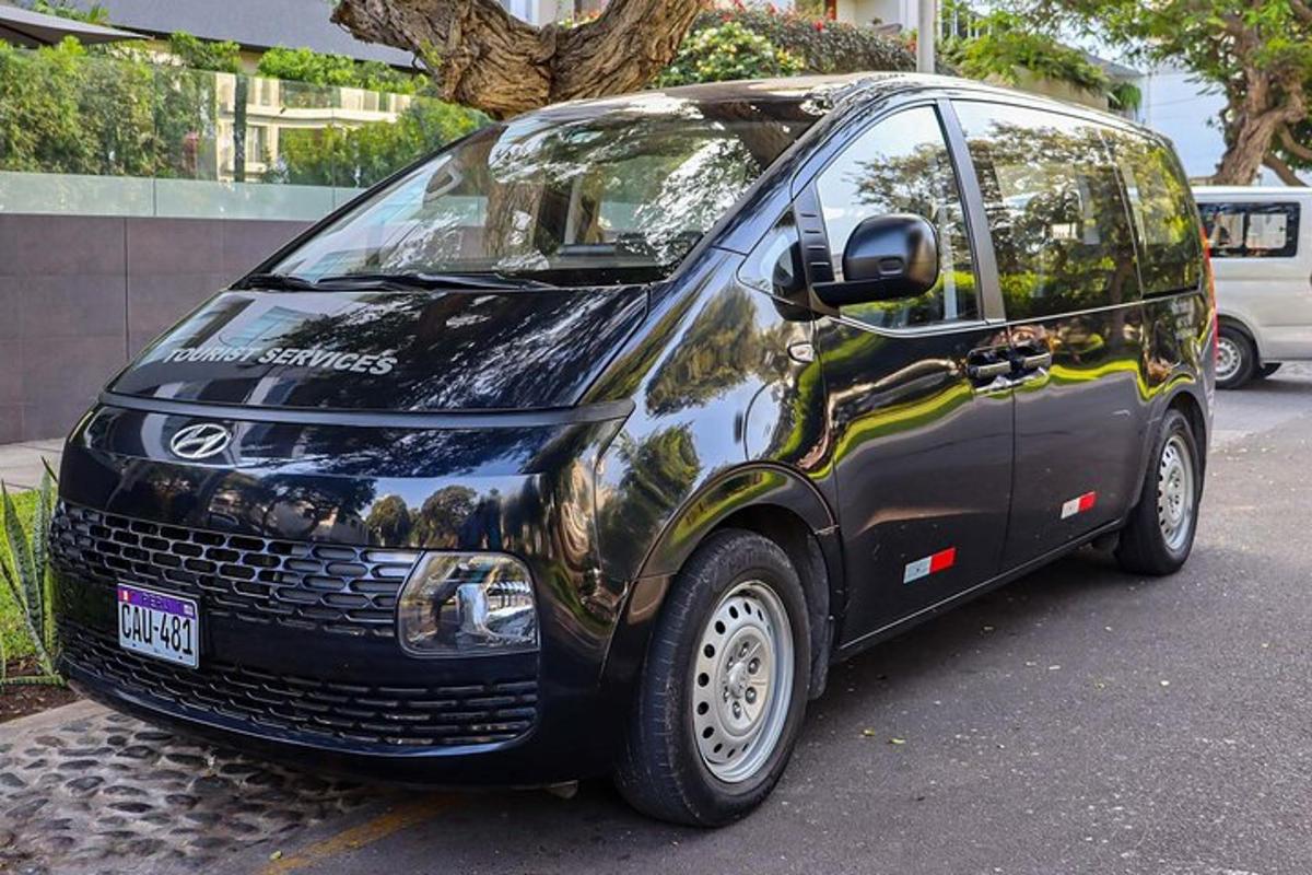 malé čierne auto zaparkované na kraji ulice