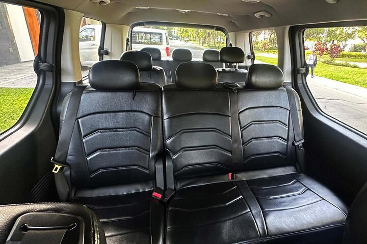 un sedile posteriore di un'auto con sedili neri