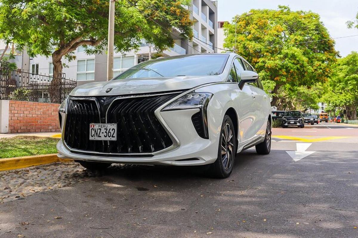 bílý lexus zaparkovaný na parkovišti