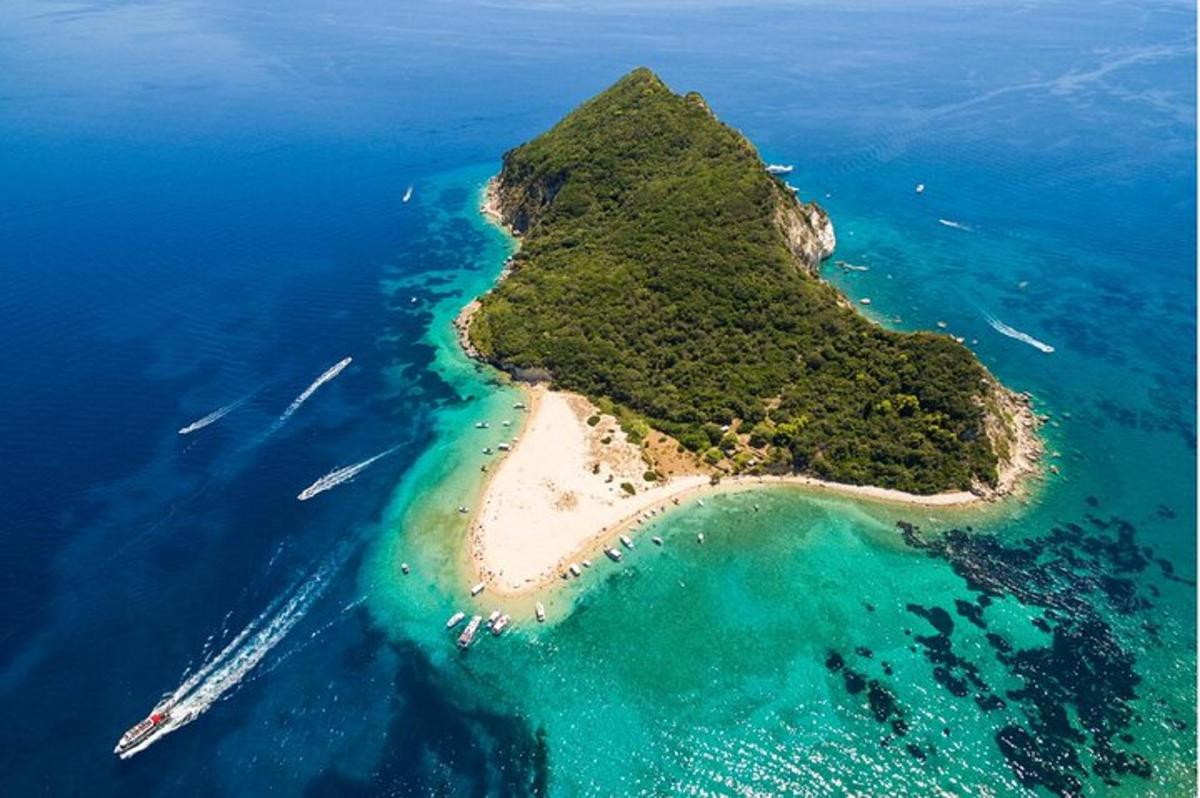 ένα νησί στον ωκεανό με βάρκες στο νερό