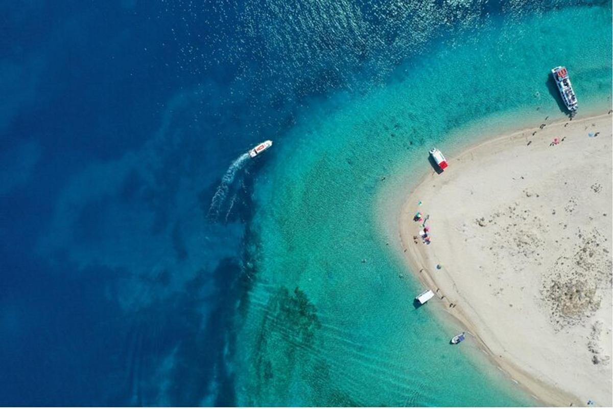 une vue aérienne d'une plage avec des bateaux dans l'eau