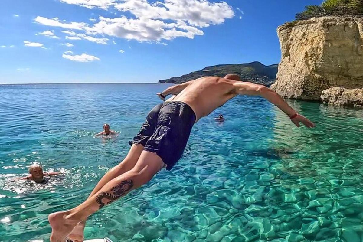ένας άντρας ξαπλωμένος ανάσκελα στο νερό