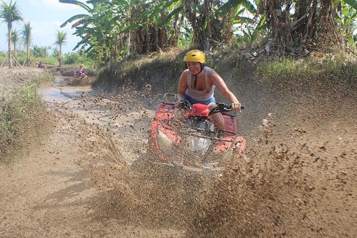 um homem pilotando um quadriciclo em uma estrada de terra