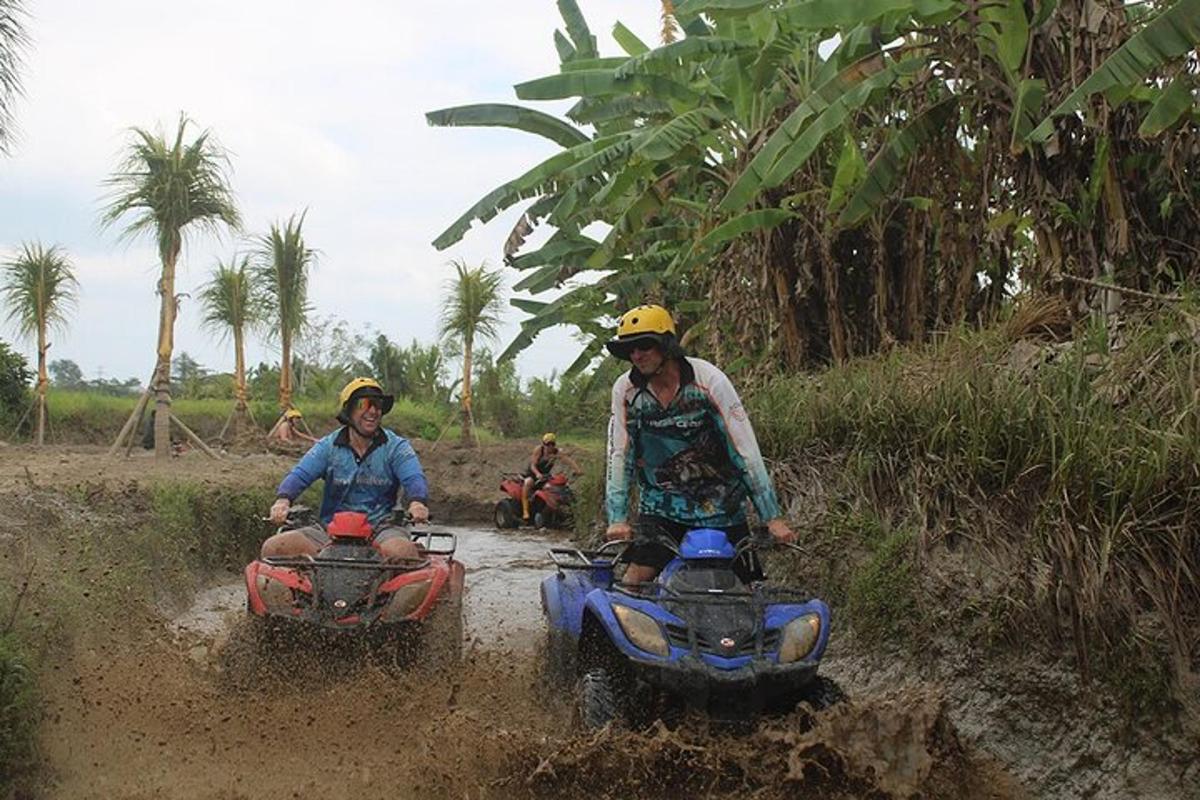 due persone che guidano un quad su una strada sterrata