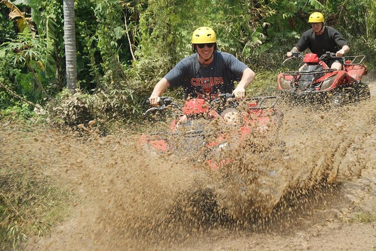 due persone in sella a quad su una strada sterrata