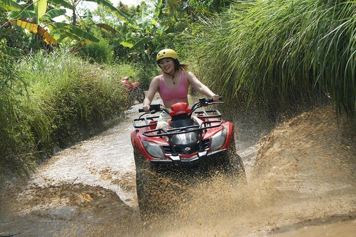 una donna che guida un quad su una strada sterrata