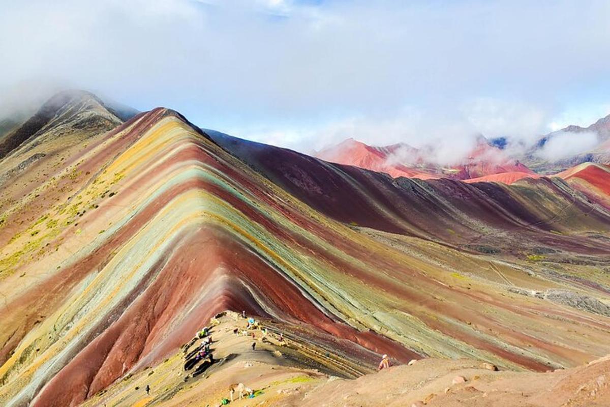 un dipinto di una montagna con nuvole sopra
