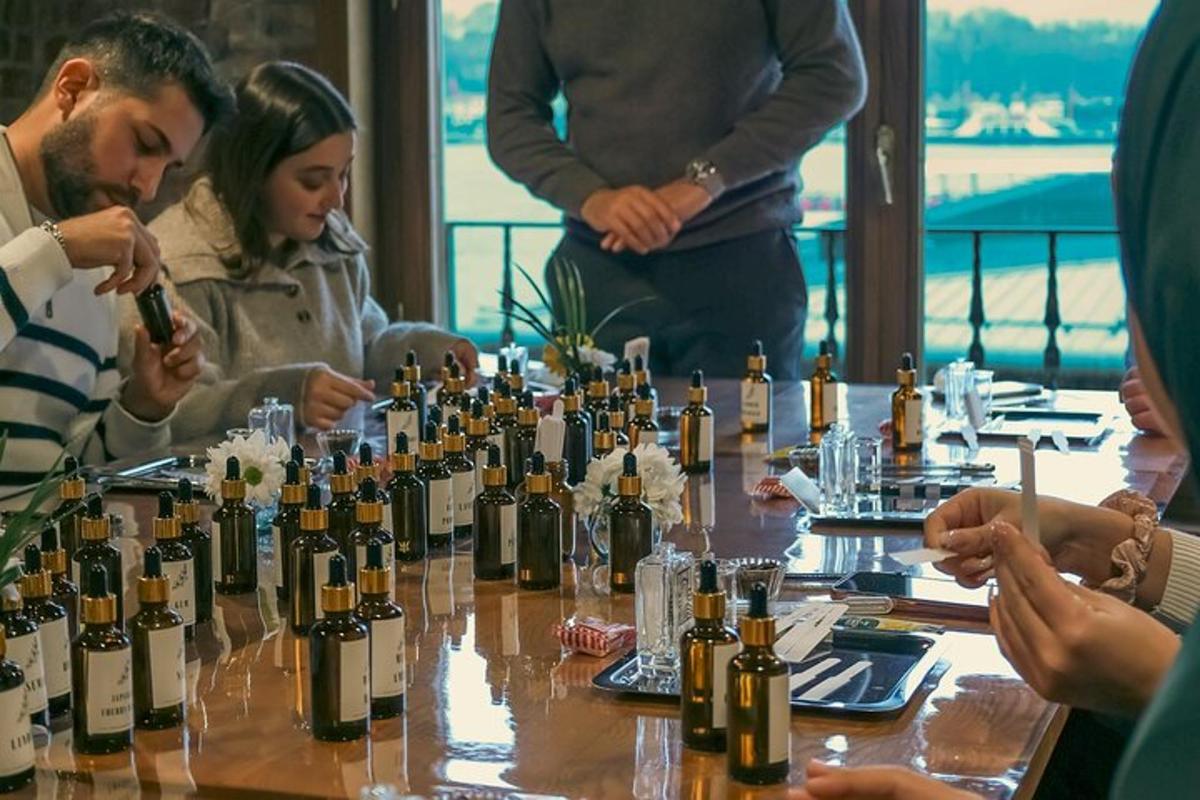 Un grupo de personas sentadas alrededor de una mesa con botellas de vino.