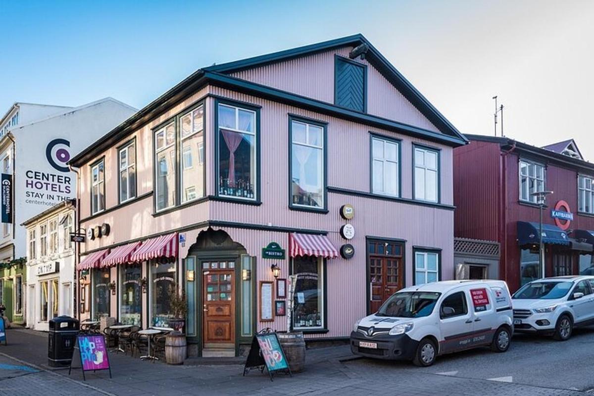 hvítur sendibíll lagður fyrir framan byggingu