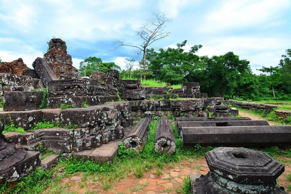skupina kamenných ruin v poli