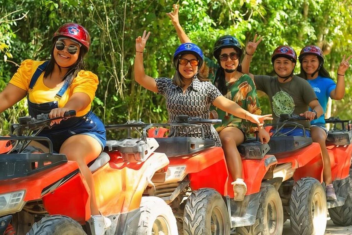 un gruppo di persone in viaggio su veicoli a quattro ruote