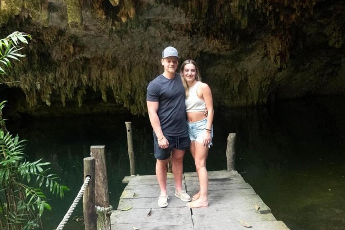 un uomo e una donna in piedi su un molo in una grotta