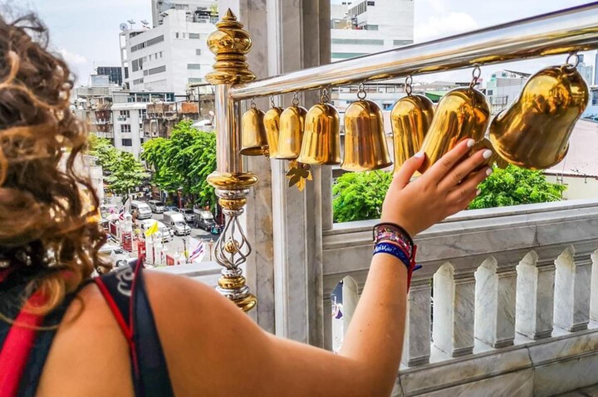 Una mujer mirando desde una ventana las campanas de oro.