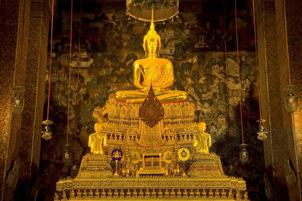 una grande statua dorata di un Buddha in una stanza