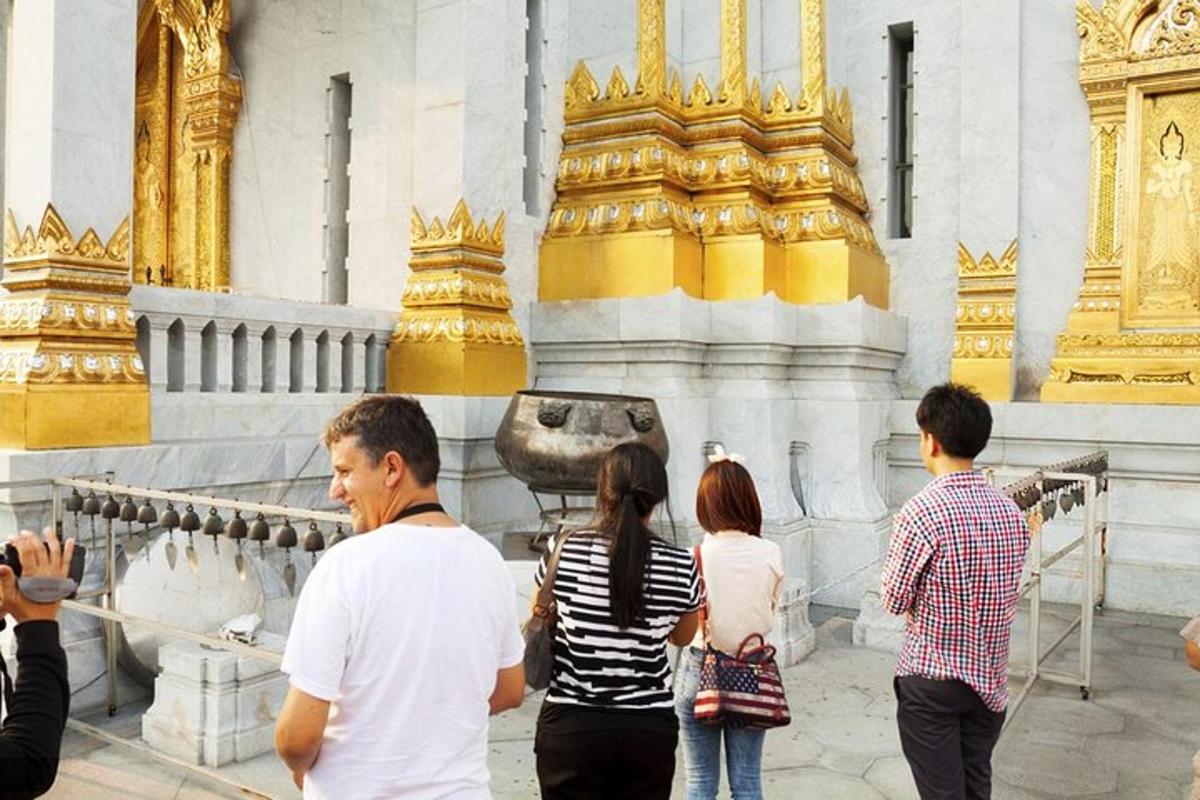 un gruppo di persone in piedi davanti a un tempio