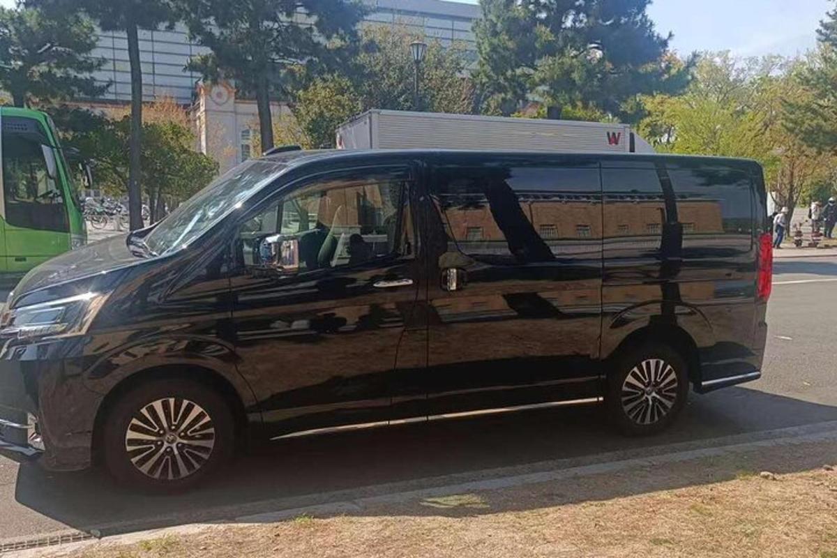černá dodávka zaparkovaná na kraji ulice